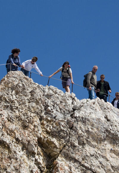 Das viel besuchte goldene Gipfelkreuz der Zugspitze.