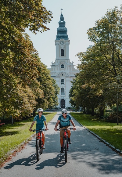 Radfahrer am Donauradweg Stift Engelszell