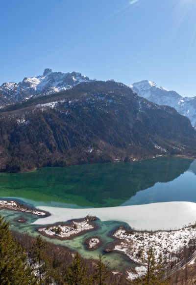 Blick vom Ameisstein auf den Almsee.