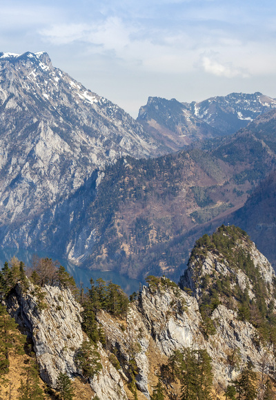 Blick vom großen Sonnstein über den kleinen Sonnstein zum Traunstein.
