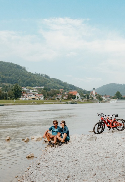 Radfahrer an der Donau Kramesau Neustift Blick auf Engelhartszell