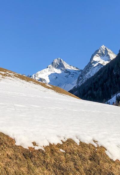 Vom Parkplatz geht es über diese Wiese gleich gut los. Wir mussten wegen der schlechten Schneelage über die Straße ansteigen. Im Hintergrund Glödis und Ganot