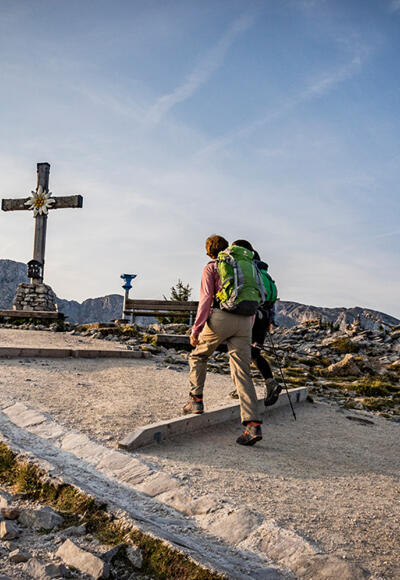 Das Gipfelkreuz des Kehlsteins vor dem Hohen Göll