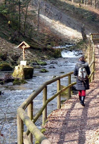 Der Helenenweg folgt der Zeller Ache.