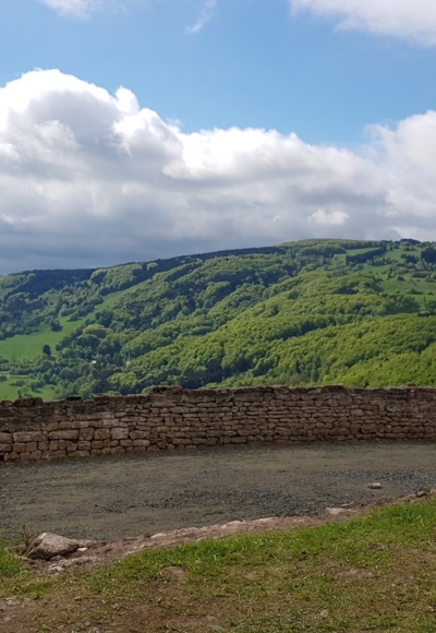 Blick über Osterburg hin zum Kreuzberg