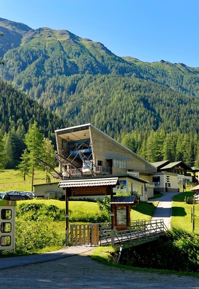 Ankogel Talstation mit großem gratis Parkplatz.