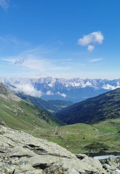 Blick hinaus aus dem Voldertal bis zum Karwendel