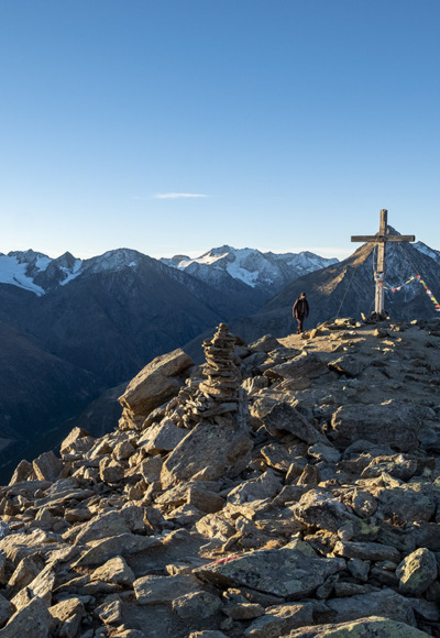 Großartige Gletscherschau am Gipfel des Wilden Mannle: im Hintergrund der Gurgler Hauptkamm mit der Hochwilde in Bildmitte.