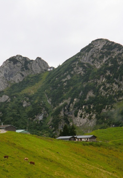Roßsteinalm. Hinten Tegernseer Hütte