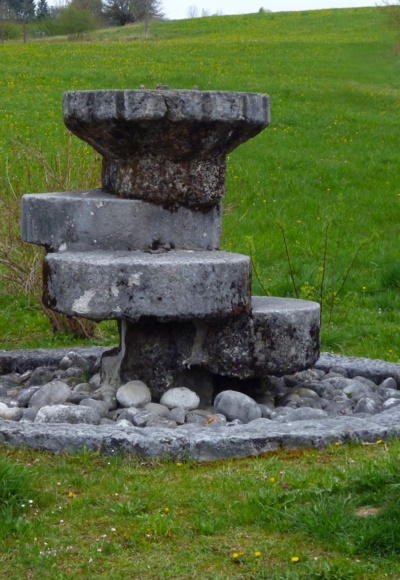 Tuffstein-Brunnen auf der Ostseite des Huglfinger Bahnhofs.