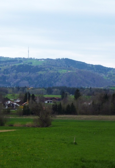Blick über die Häuser von Obermaxlried hinweg zum Hohen Peißenberg.