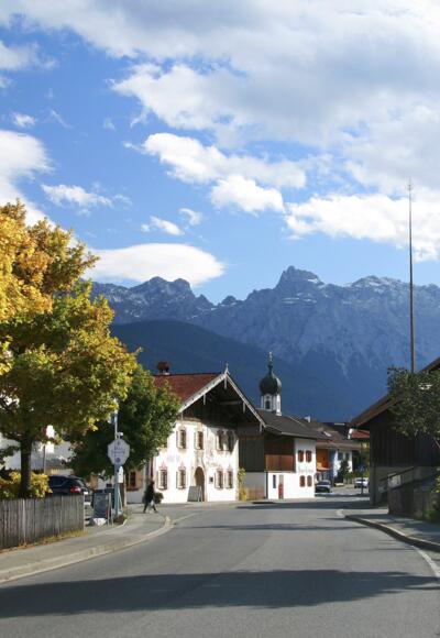 Bushaltestelle Cafe Kranzbach in Krün mit Blick auf den Maibau und das Karwendelgebirge