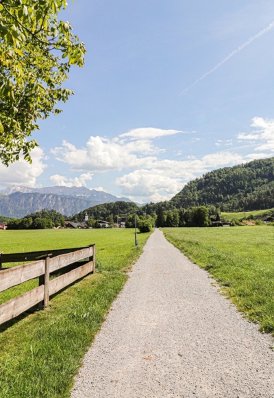 Laurentius Rundweg mit Blick aufs Kaisergebierge