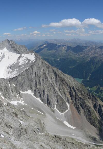 Wild stehen die Rieserfernerberge über den grünen Südtiroler Tälern: Blick vom Magerstein zum Hochgall.