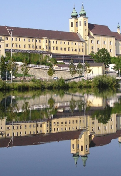 Benediktinerstift Lambach, gespiegelt in der Traun