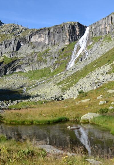 Im Eisboden; durch die Wand rechts des Wasserfalls führt die Steinerne Stiege.