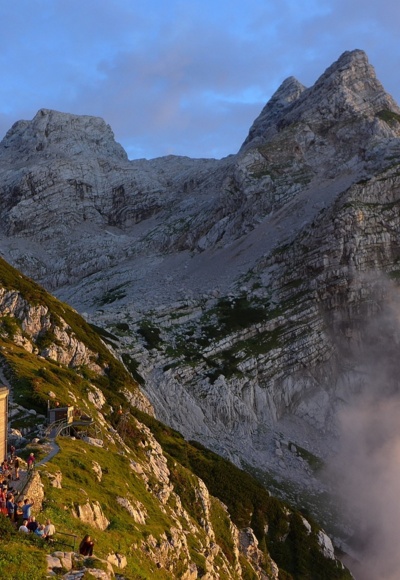 Hütte im Abendlicht, rechts der Schermberg