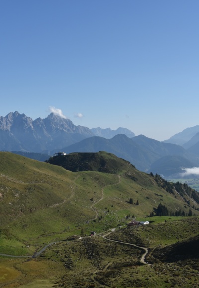 Kurz nach dem Start; Rückblick auf Liftstation und Loferer Steinberg
