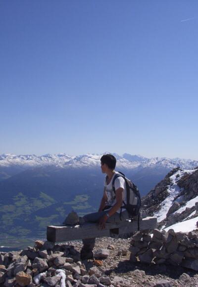 Am Gipfel der Speckkarspitze (2621 m). Blick nach Süden zu den Tuxer Alpen.