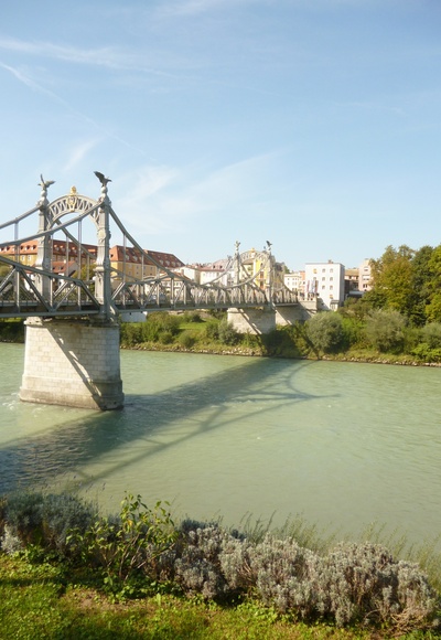 Die Salzachbrücke verbindet Oberndorf mit Laufen in Oberbayern.