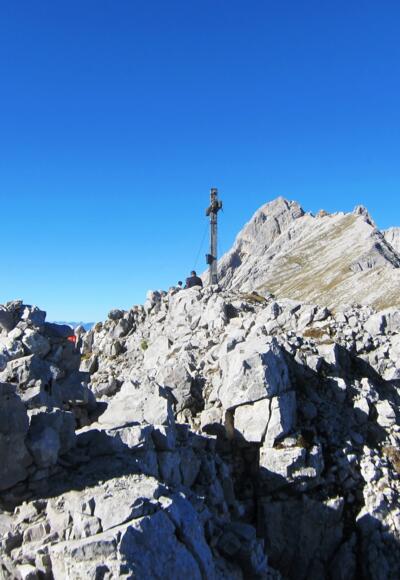 Die letzten Meter zum Gipfel des Hundskopfls, hinten die Hohe Fürleg und derr Große Bettelwurf.