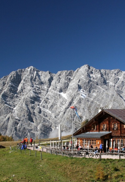 Die Berggaststätte Gotzenalm - im Hintergrund der Watzmann.