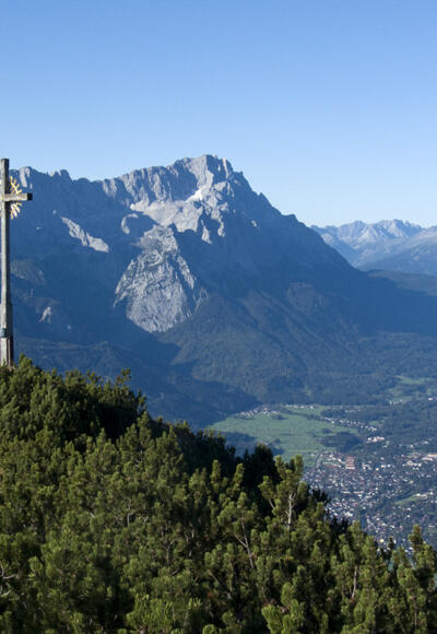Der Hohe Fricken vor der Zugspitze; unten sieht man nach Garmisch-Partenkirchen