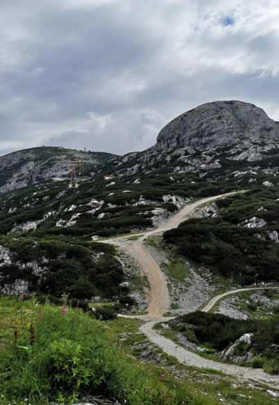 Hoher Krippenstein mit den Platten des Kuckucksnest-Klettersteigs (links) und niederer Krippenstein (rechts) von der Seilbahn-Station Gjaid-Alm