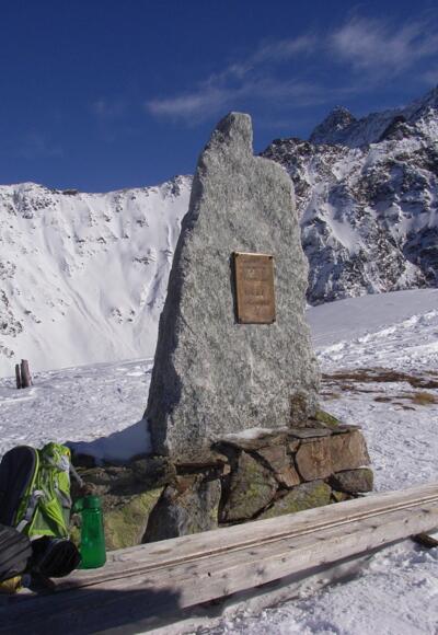 Gipfel mit Gedenktafel.