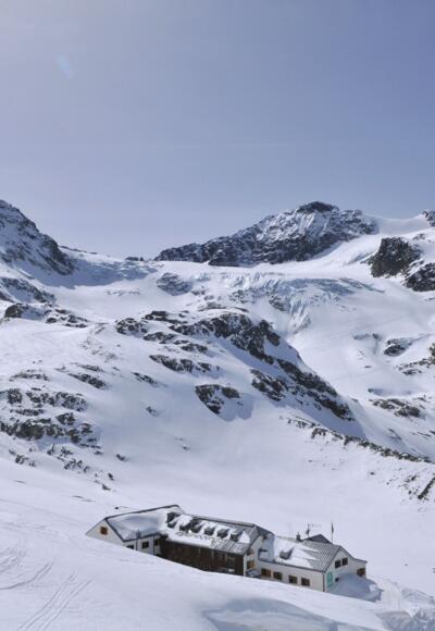 Wiesbadener Hütte mit Piz Buin (links) und Silvrettahorn (rechts)
