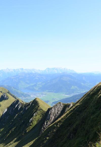 Der Alexander-Enzinger-Weg folgt luftig einem grasigen Kamm über dem Pinzgau.