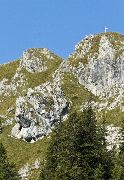 Je näher man dem Hohen Grasberg kommt, umso mehr zeigt er sein felsiges Gesicht.