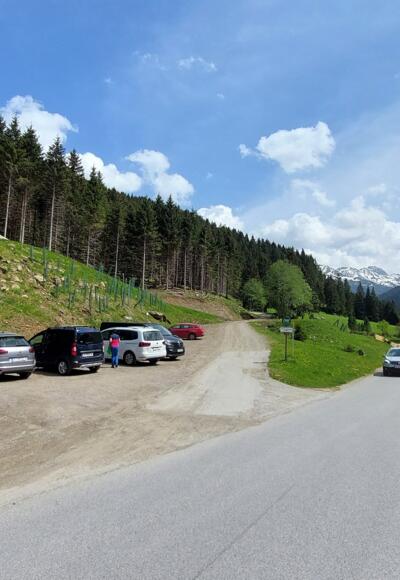 Der Parkplatz kurz vor dem Gasthof Hanneburger. Ganz hinten im Wattental - die Kalkwand (2826 m).