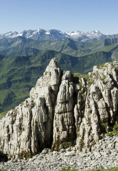 Brillante Aussicht von der Gipfelhöhe