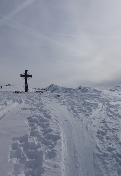 winziges Kreuz am Gipfel