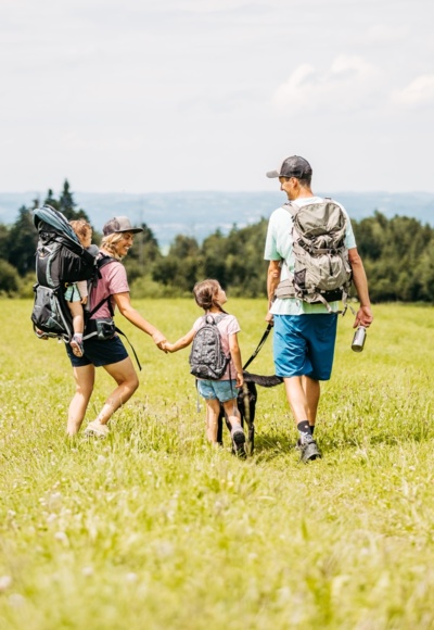 Familie auf dem Premiumspazierwanderweg Moor & Wurzeln