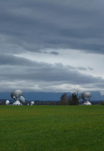Die riesigen Antennen, die mitten auf der grünen Wiese stehen, wirken fast unwirklich.