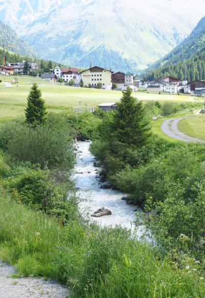 Vom Parkplatz folgt man dem breiten Weg am Bach entlang, in Richtung Plangeross