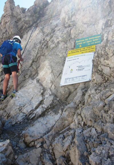 Eine Topo-Tafel befindet sich am Einsteig.