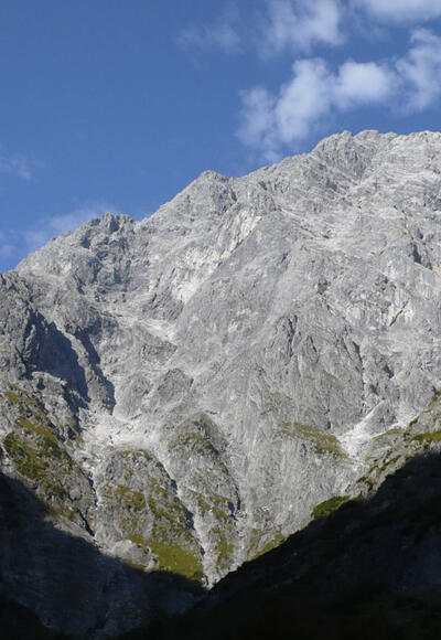 Die Watzmann-Ostwand; der Berchtesgadener Weg zieht von links zum Gipfel