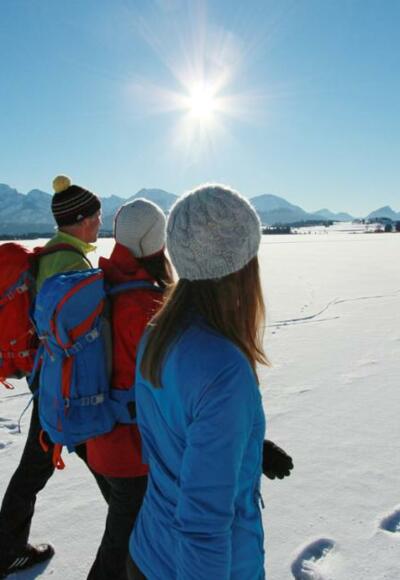Wanderung entlang des zugefrorenen Hopfensees