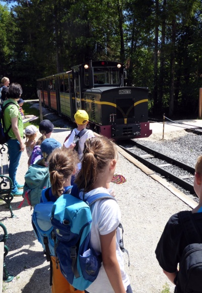 Von den Kindern sehnsüchtig erwartet: die Bahnfahrt durch das Freilichtmuseum Großgmain.