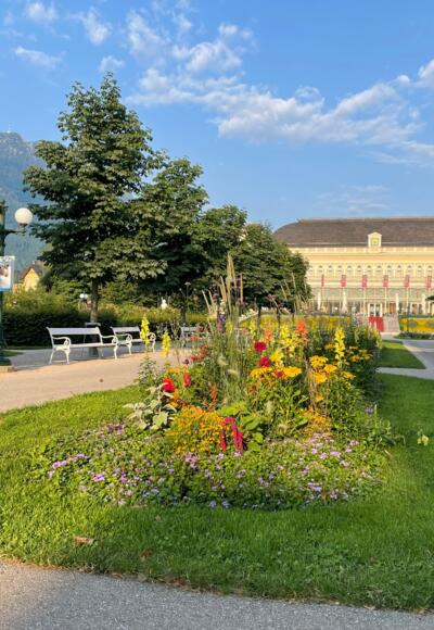 Kurpark mit Kurhaus im Hintergrund