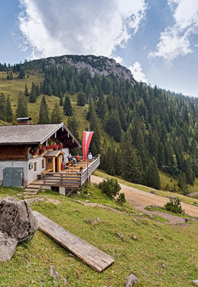 Die Jauenstation Hochlalm lädt zur Rast ein.