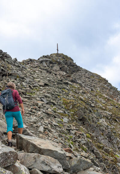 Über Blockgelände dem Gipfel entgegen.