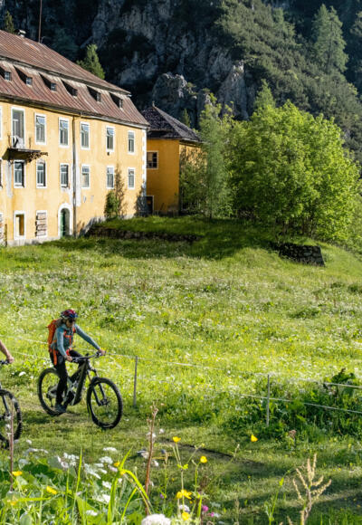 Auftakt nach Maß: Mit dem Bike durchs Halltal zu den Herrenhäusern.