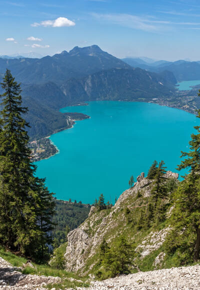 Blick vom Brennerriesensteig über den Attersee zum Schafberg und zum Mondsee.