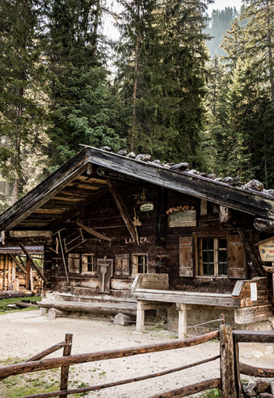 Die Brennhütte der Bergbrennerei Grassl auf der Priesbergalm