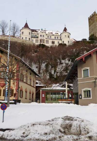 Marktplatz Neubeuern mit Schloss