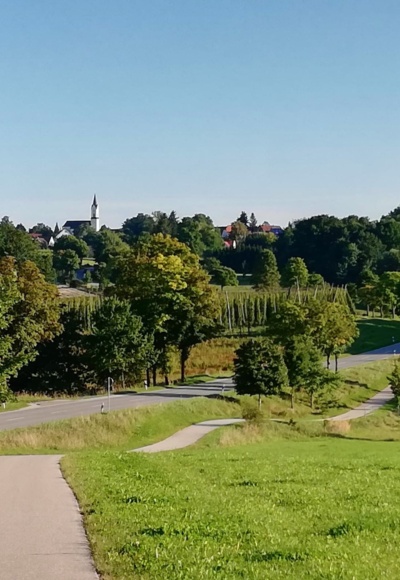 Zwischen Attenkirchen und Pfettrach mit Blick auf Attenkirchen